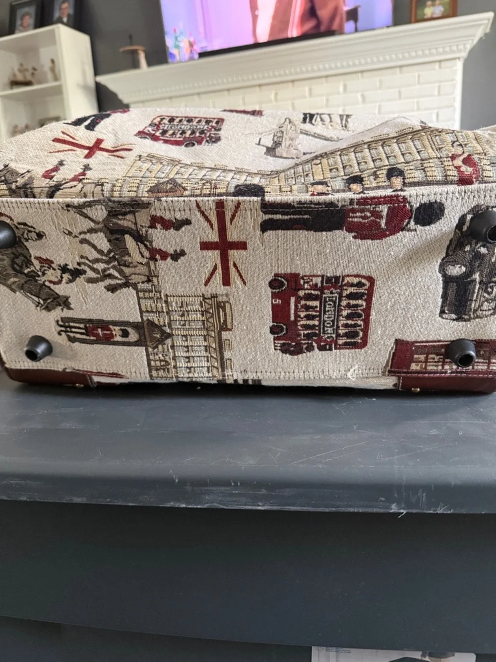 Travel Tote Bag in Beige and Brown with Classic London Motif - Picture 3 of 4